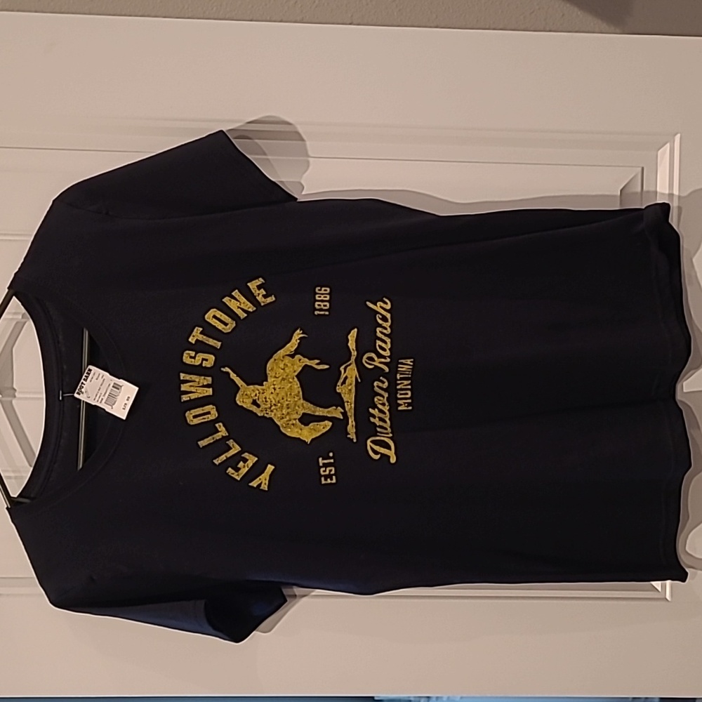 Large yellowstone  t shirt